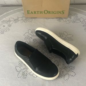 SHOES - Women's Earth Origins "Melissa" black leather perforated shoe. Size 8.